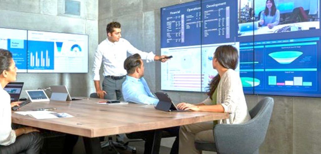 Reunião corporativa com vídeo wall